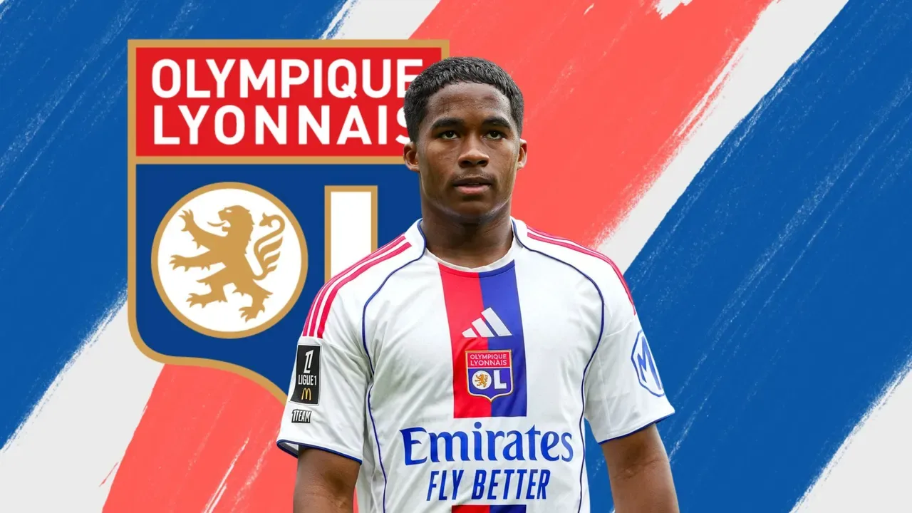 Endrick com a camisa do Lyon em campo durante partida da Ligue 1 2025/26