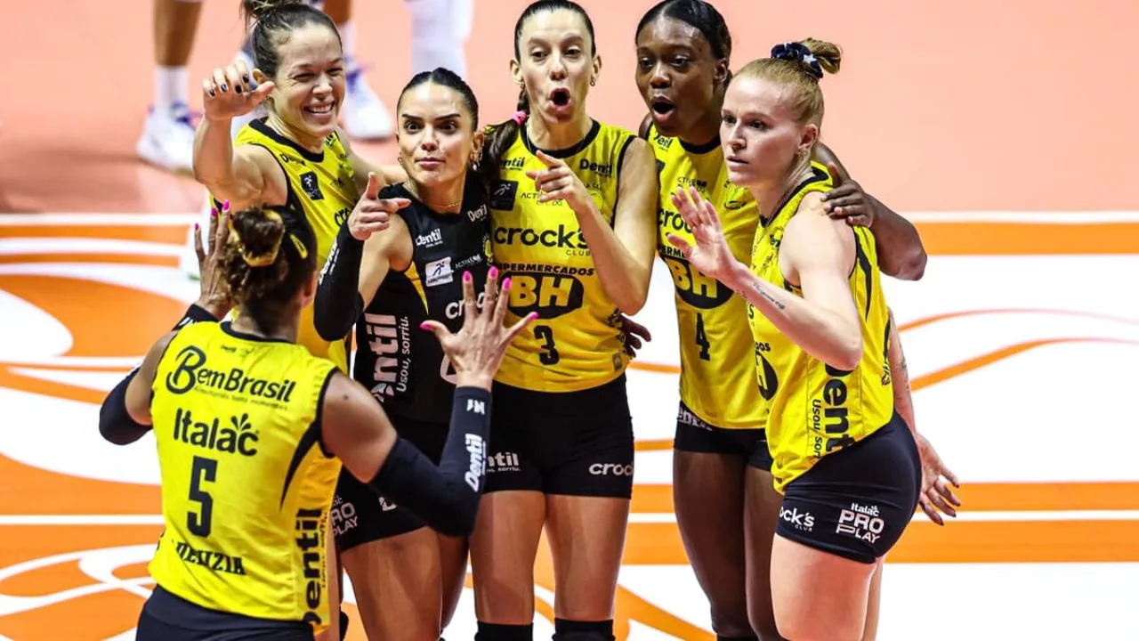 Adenizia Silva celebra título da Superliga Feminina 2025/26 com o Praia Clube no Ginásio do Ibirapuera