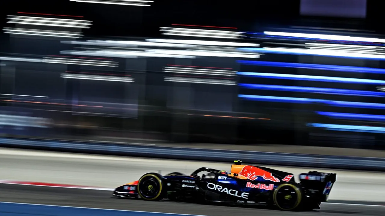Isack Hadjar no pit lane de Miami com mecânicos da Red Bull ao redor do carro #6