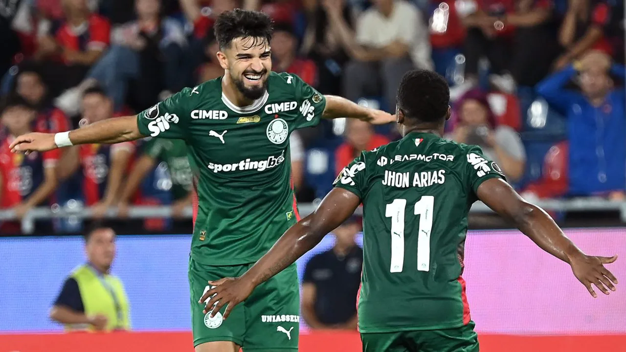 Jogadores do Palmeiras em campo durante partida da Copa Libertadores 2026 no Estádio Nacional de Lima