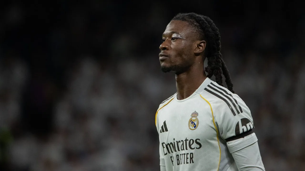 Eduardo Camavinga no banco de reservas do Real Madrid durante partida da temporada 2025/2026