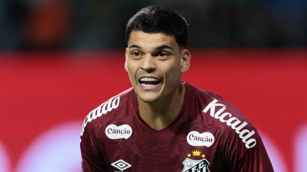 Gabriel Brazão, goleiro do Santos, em defesa difícil durante partida no Allianz Parque em 2026