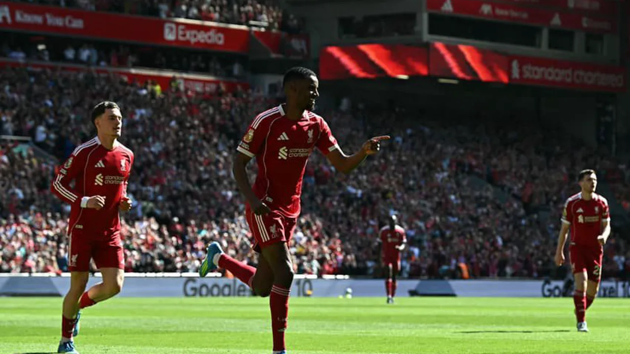 Alexander Isak com a camisa do Liverpool durante aquecimento em Anfield, olhando para o gramado