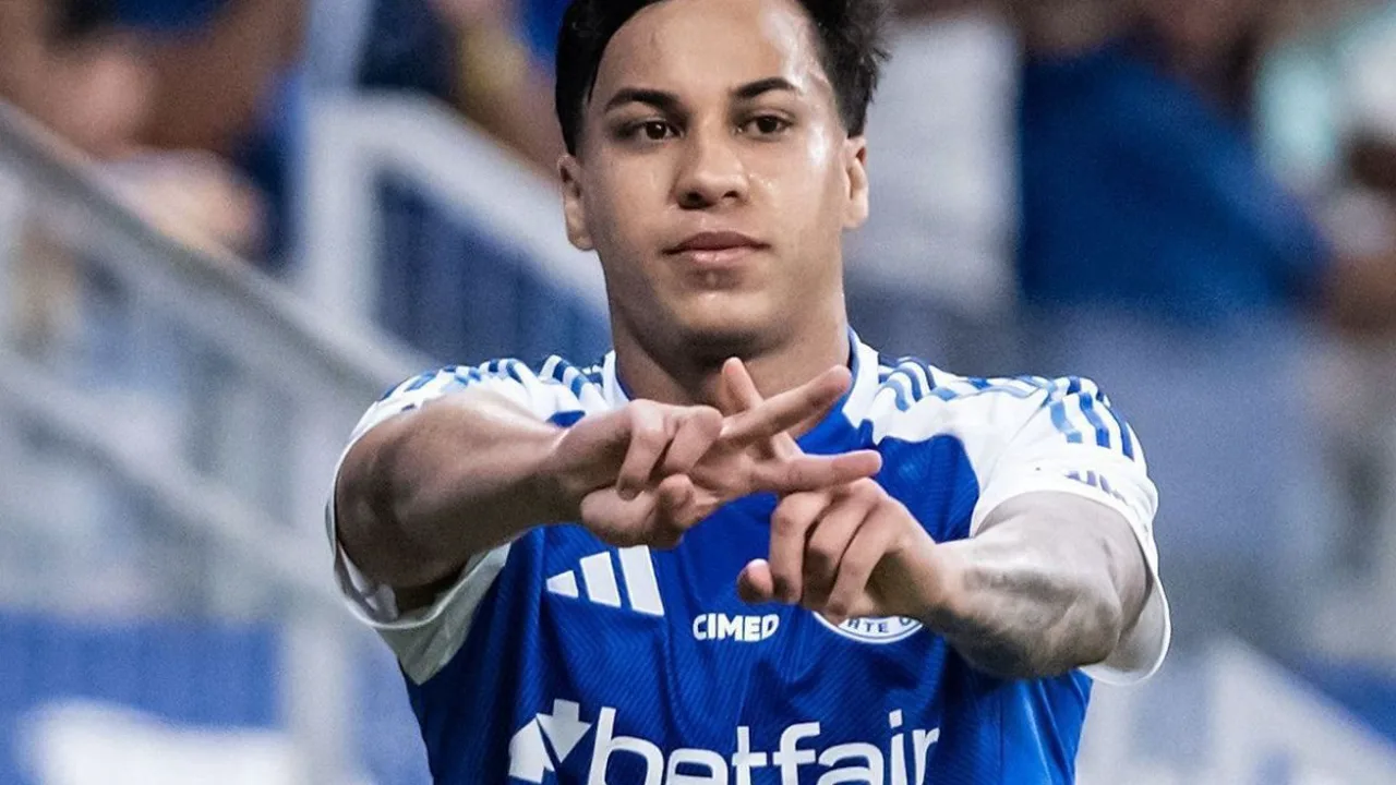 Kaio Jorge pelo Cruzeiro e Pedro Rocha pelo Coritiba em lances de finalização no Brasileirão Série A 2026
