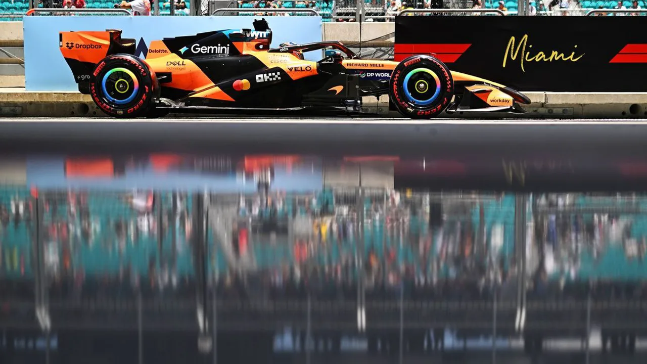 Kimi Antonelli celebra pole position no GP de Miami 2026 com capacete Mercedes na mão