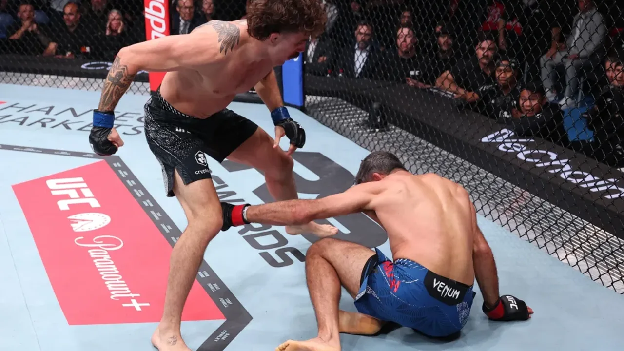 Carlos Prates aplicando ground and pound em Jack Della Maddalena no RAC Arena de Perth no UFC 2026
