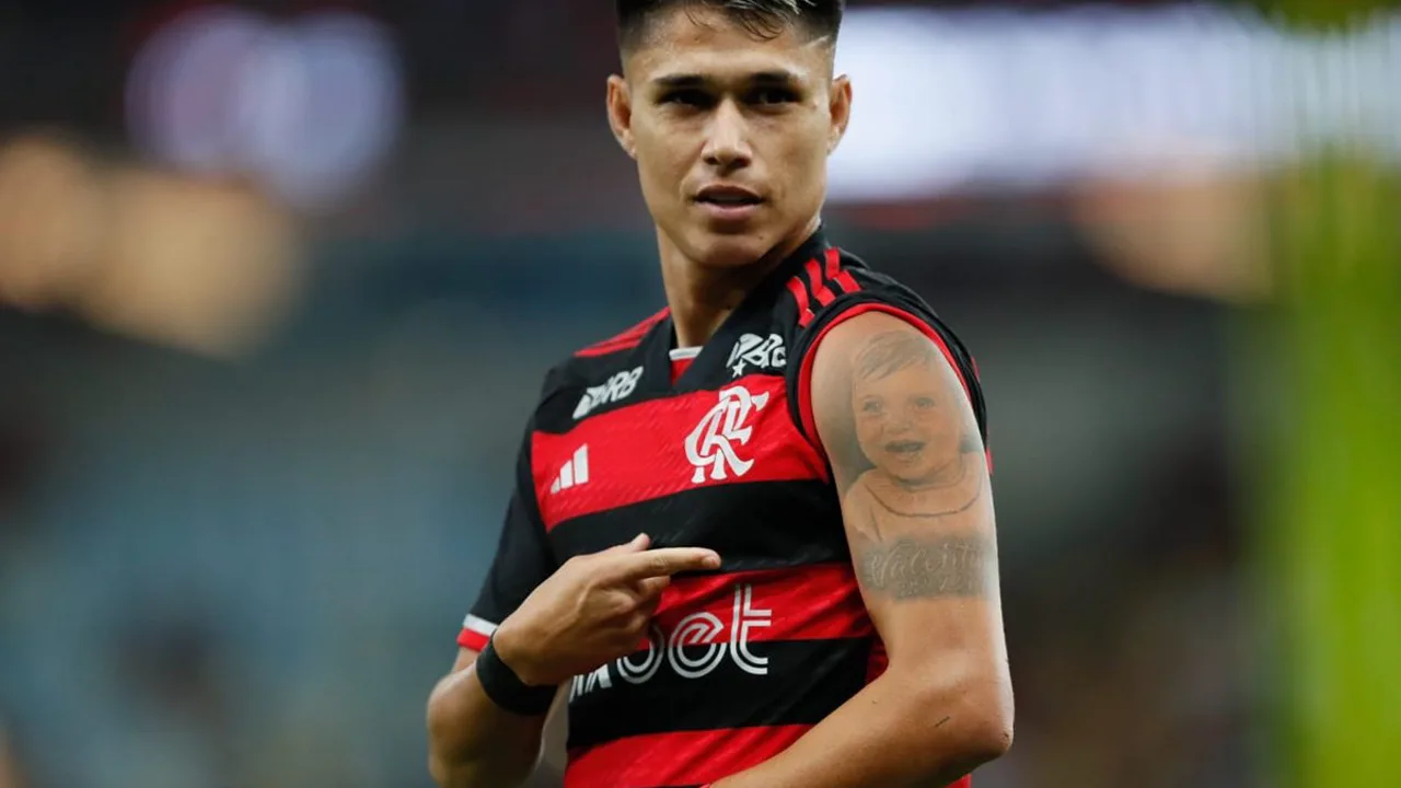 Luiz Araújo com a camisa do Flamengo no Maracanã durante o Clássico dos Milhões contra o Vasco