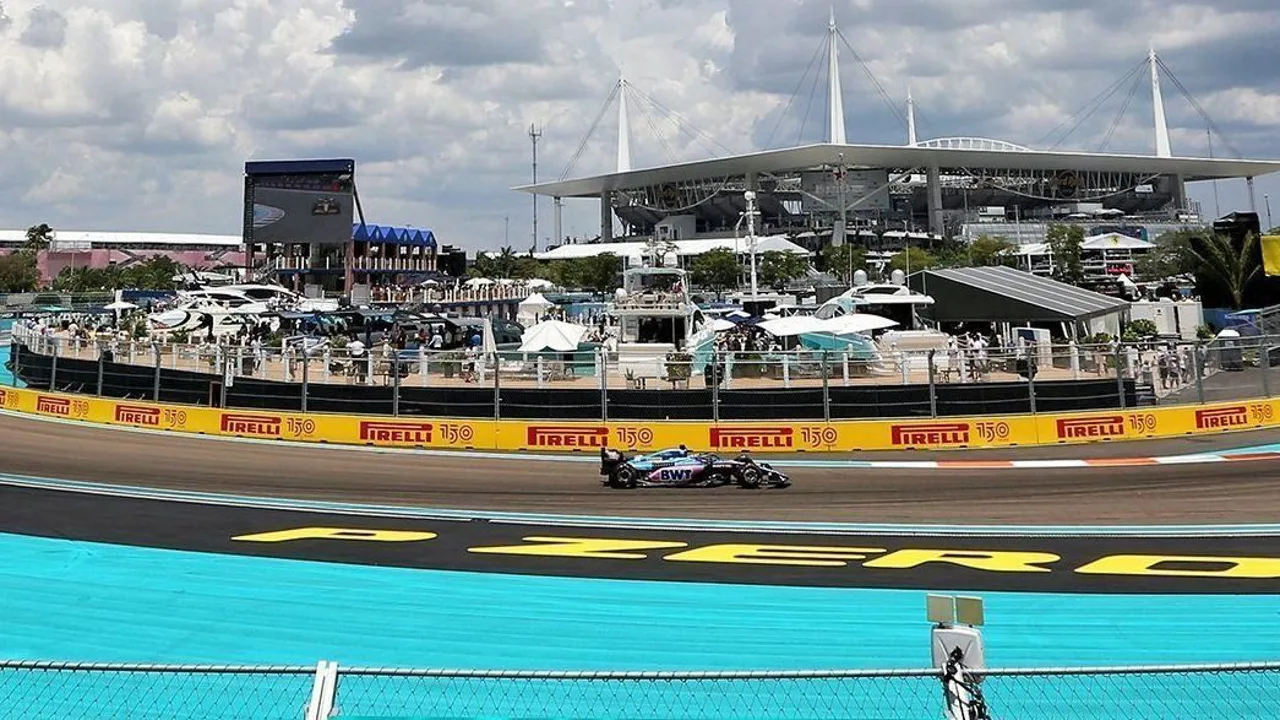 Kimi Antonelli na liderança do GP de Miami 2026 com Verstappen e Norris em perseguição no circuito de Miami Gardens