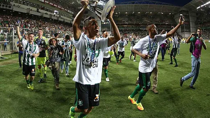 Tabela de classificação de pontos corridos ao lado de chaveamento de mata-mata no futebol