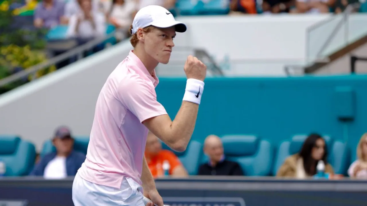 Jannik Sinner levanta o troféu do Madrid Open na Caja Mágica após vencer Zverev por 6/1 e 6/2