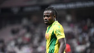 Moses Simon e a camisa 27 que o Paris FC apostou num nigeriano de 30 anos