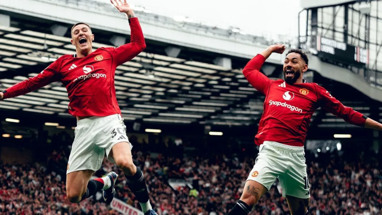 Kobbie Mainoo comemora gol decisivo em Old Trafford pelo Manchester United contra o Liverpool