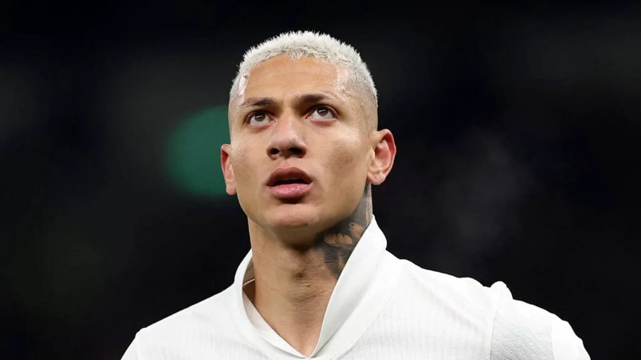Richarlison comemora gol de cabeça pelo Tottenham no Villa Park contra o Aston Villa na Premier League