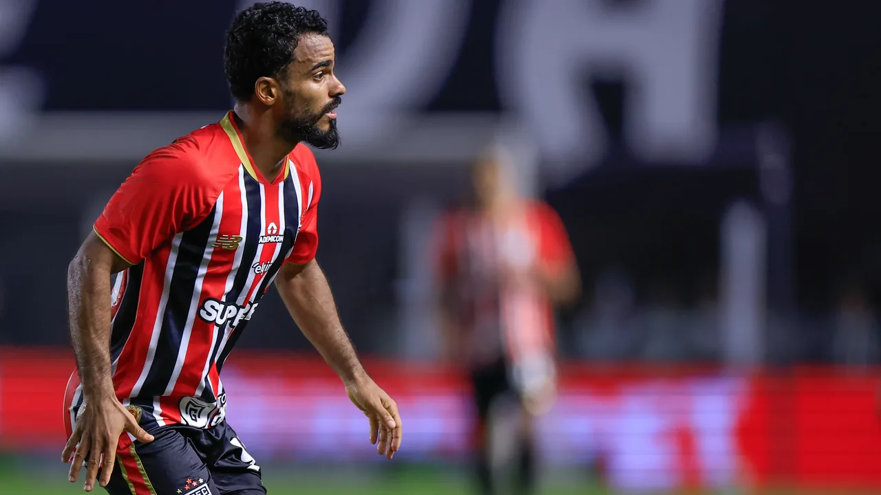 Danielzinho, meia do São Paulo, com a camisa 94 em campo pelo Brasileirão Série A 2026