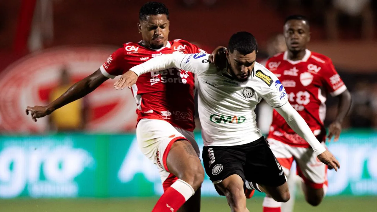 Marquinhos Gabriel com a camisa 10 do Vila Nova em partida do Brasileirão Série A 2026
