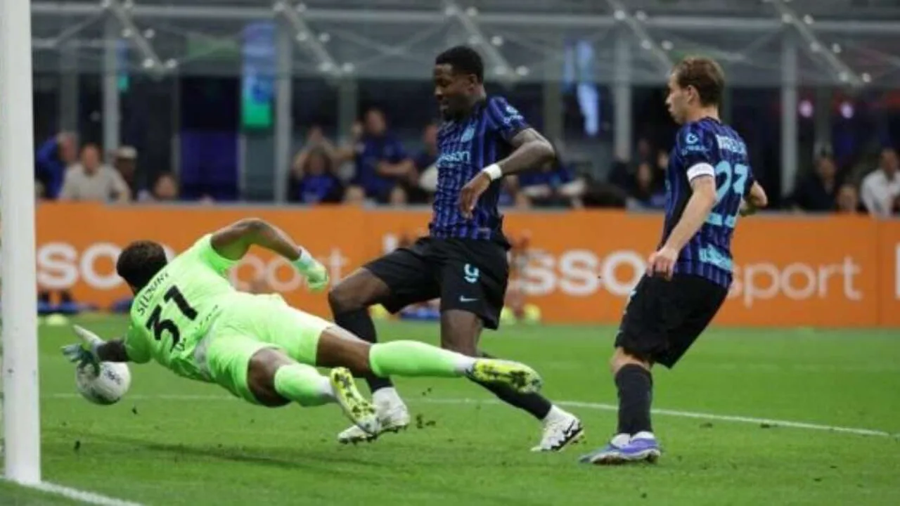 Marcus Thuram e Mkhitaryan celebram o Scudetto no San Siro com a torcida da Inter ao fundo