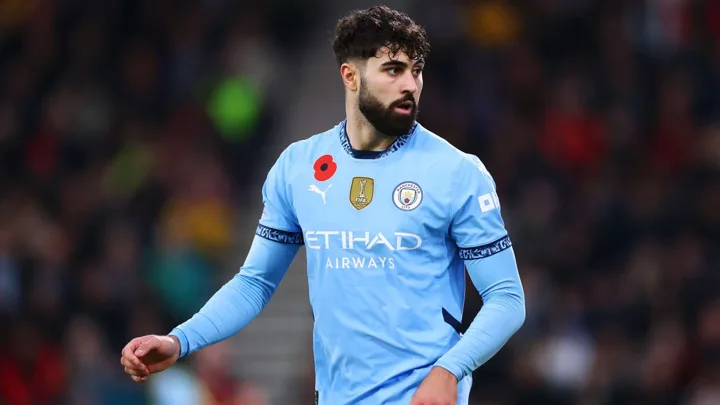 Gvardiol, zagueiro do Manchester City com a camisa 24, em ação na Champions League 2025/2026