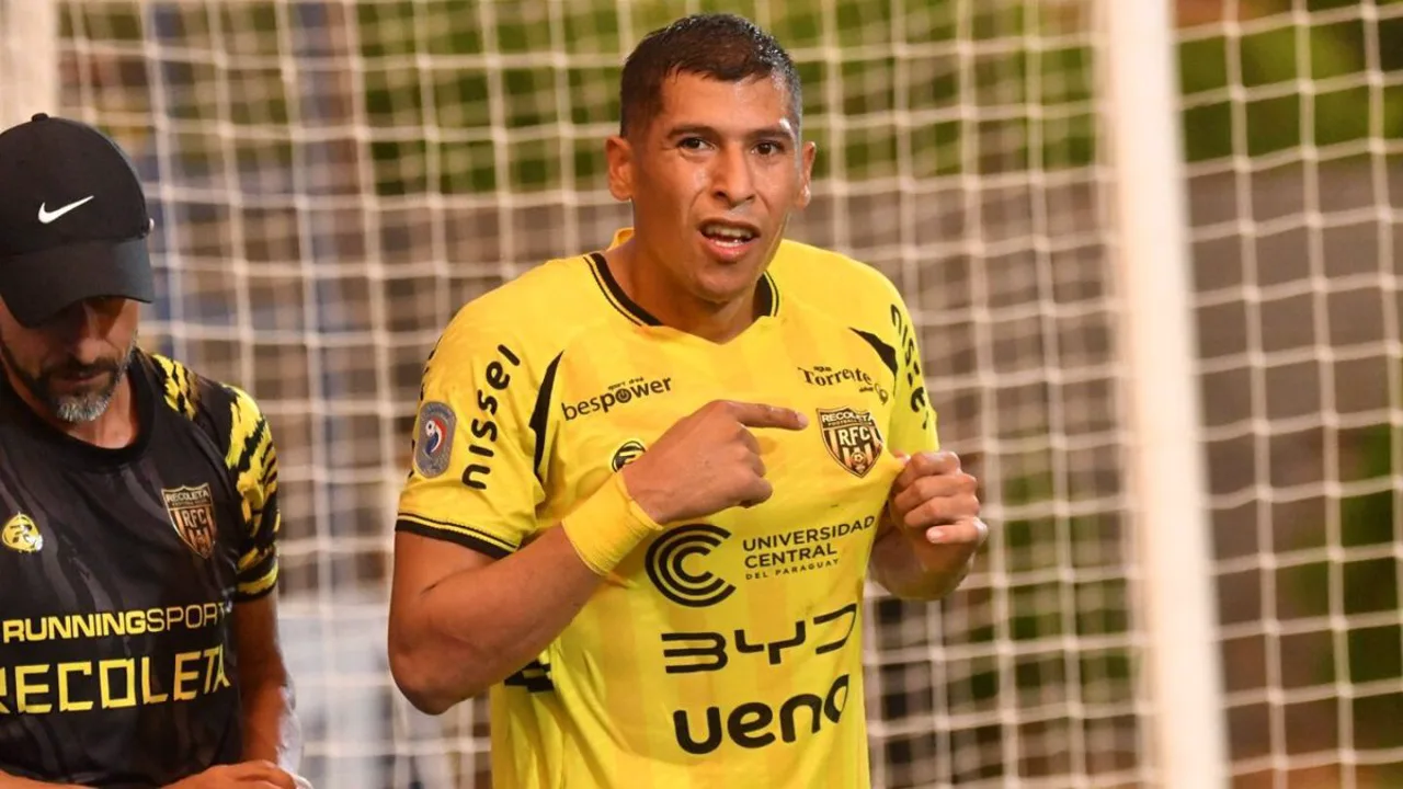 Wilfrido Báez, atacante paraguaio do Deportivo Recoleta, com a camisa 17 em campo na Copa Sudamericana