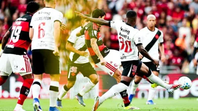Léo Ortiz perdeu a bola no alto duas vezes e o Flamengo perdeu a vitória
