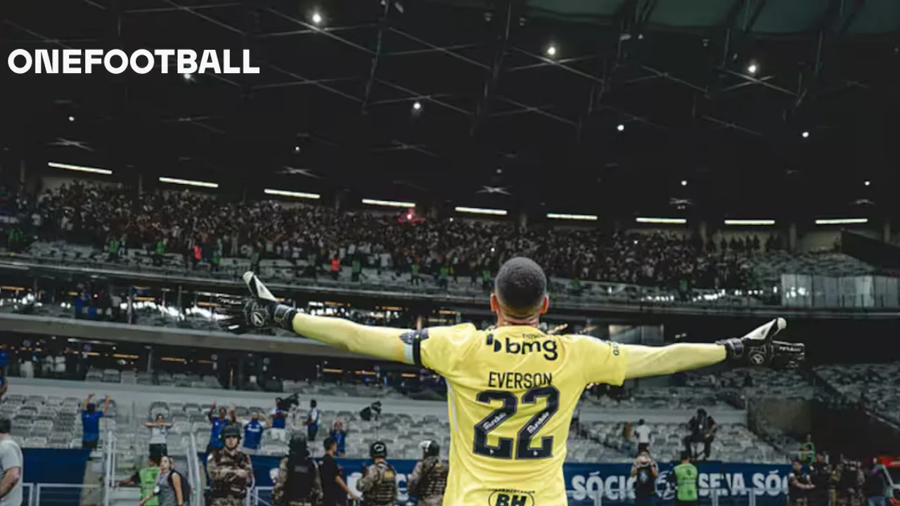 Everson, goleiro do Atlético-MG, comemora vitória sobre o Cruzeiro no Mineirão pela 14ª rodada do Brasileirão 2026
