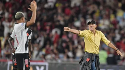 Hugo Moura ressurge das sombras e rouba a cena do clássico no Maracanã