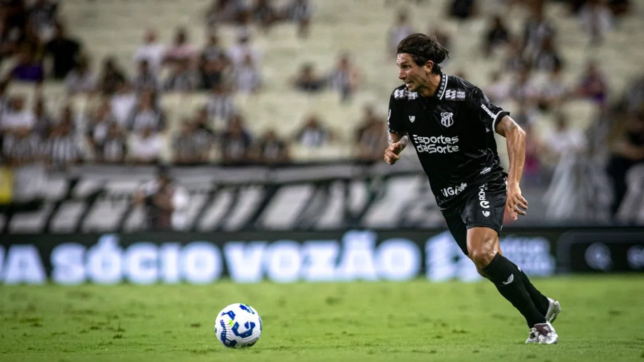 Jogadores de Sport Recife e Ceará disputam bola no Estádio Adelmar da Costa Carvalho pela Série B 2026