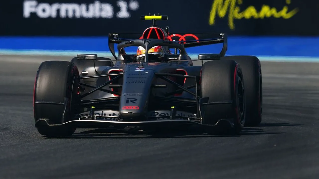 Gabriel Bortoleto ao volante da Audi na pista do GP de Miami, recuperando posições no pelotão