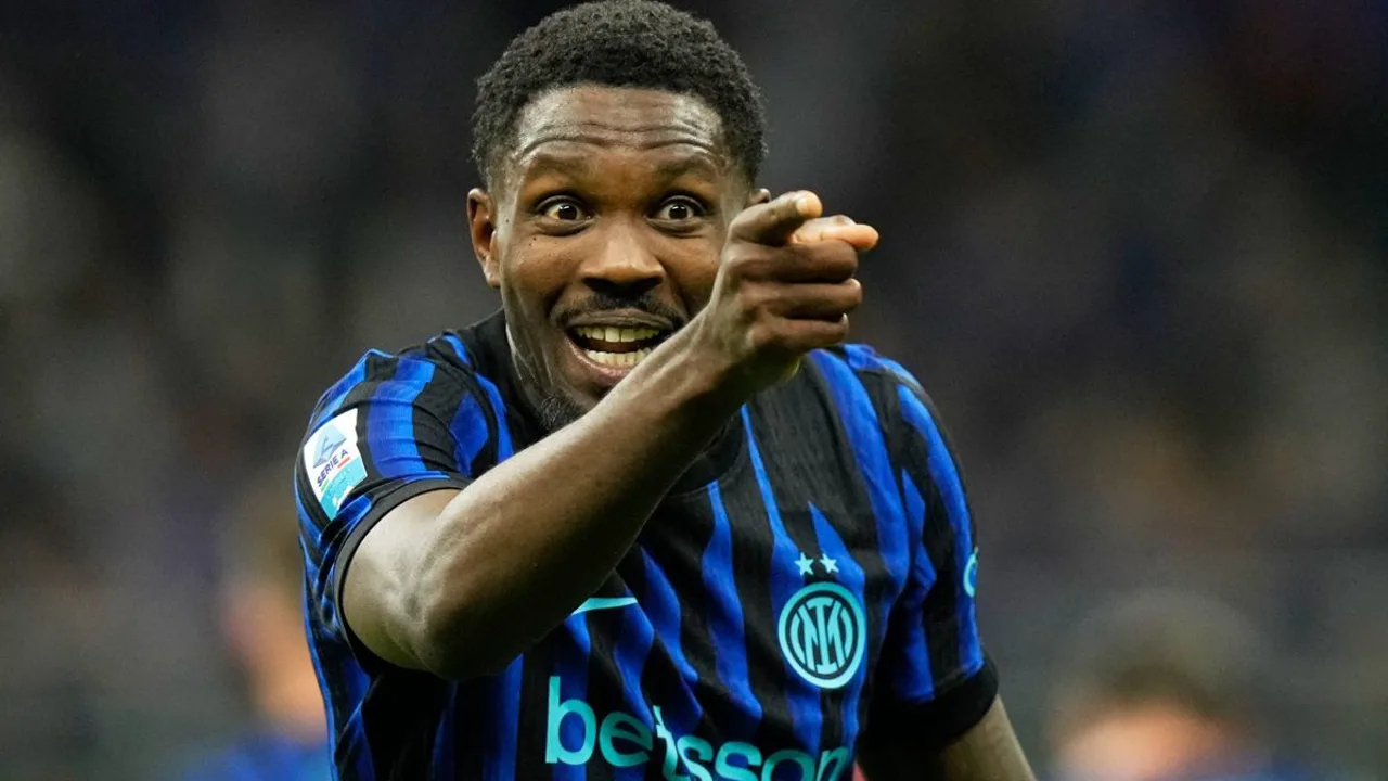 Jogadores da Inter de Milão comemorando o Scudetto 2025/26 no San Siro após vitória sobre o Parma