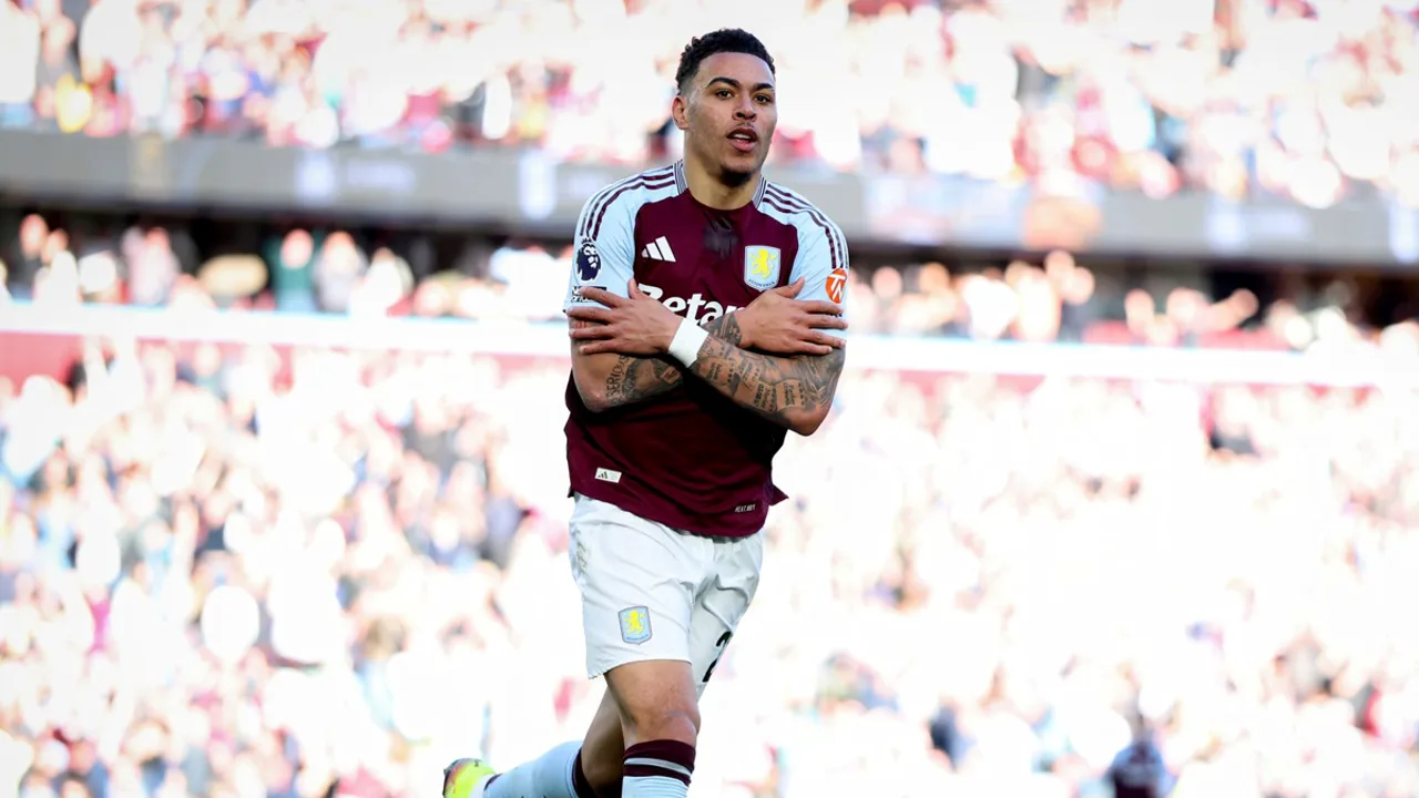 M. Rogers, meia do Aston Villa com a camisa 27, em ação pela Premier League 2025/2026