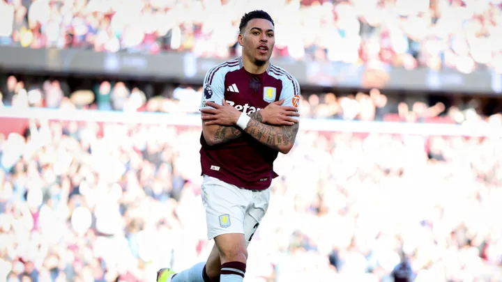 M. Rogers, meia do Aston Villa com a camisa 27, em ação pela Premier League 2025/2026