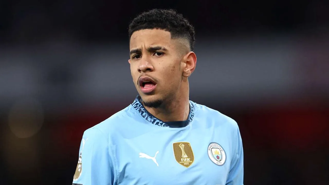 Savinho, ponta-direita do Manchester City, conduzindo a bola com a camisa 26 durante partida da Champions League