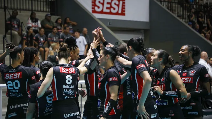 Jogadores de vôlei masculino em quadra durante partida das quartas de final da Superliga 2025