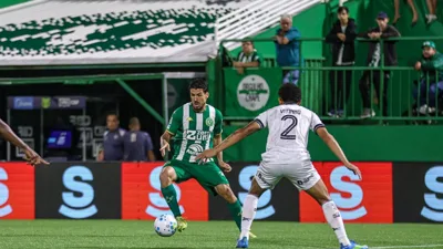 Chapecoense e Bragantino empatam em 1 a 1 na Arena Condá com drama e expulsão