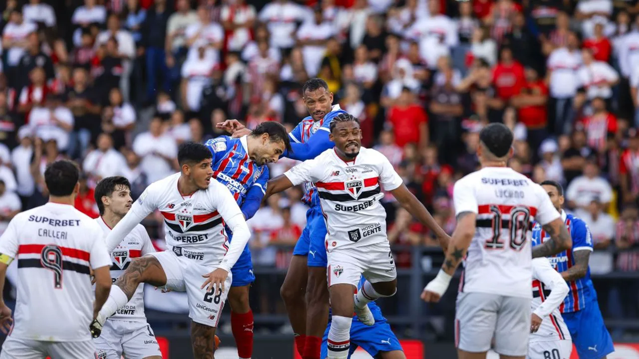 Lucas Moura sendo retirado de maca do campo no Estádio Cícero de Souza Marques em Bragança Paulista
