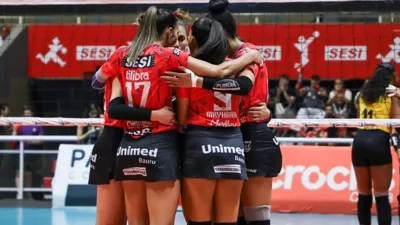 A semifinal de abril de 2025 que o Sesi Bauru construiu set a set sobre o Praia Clube