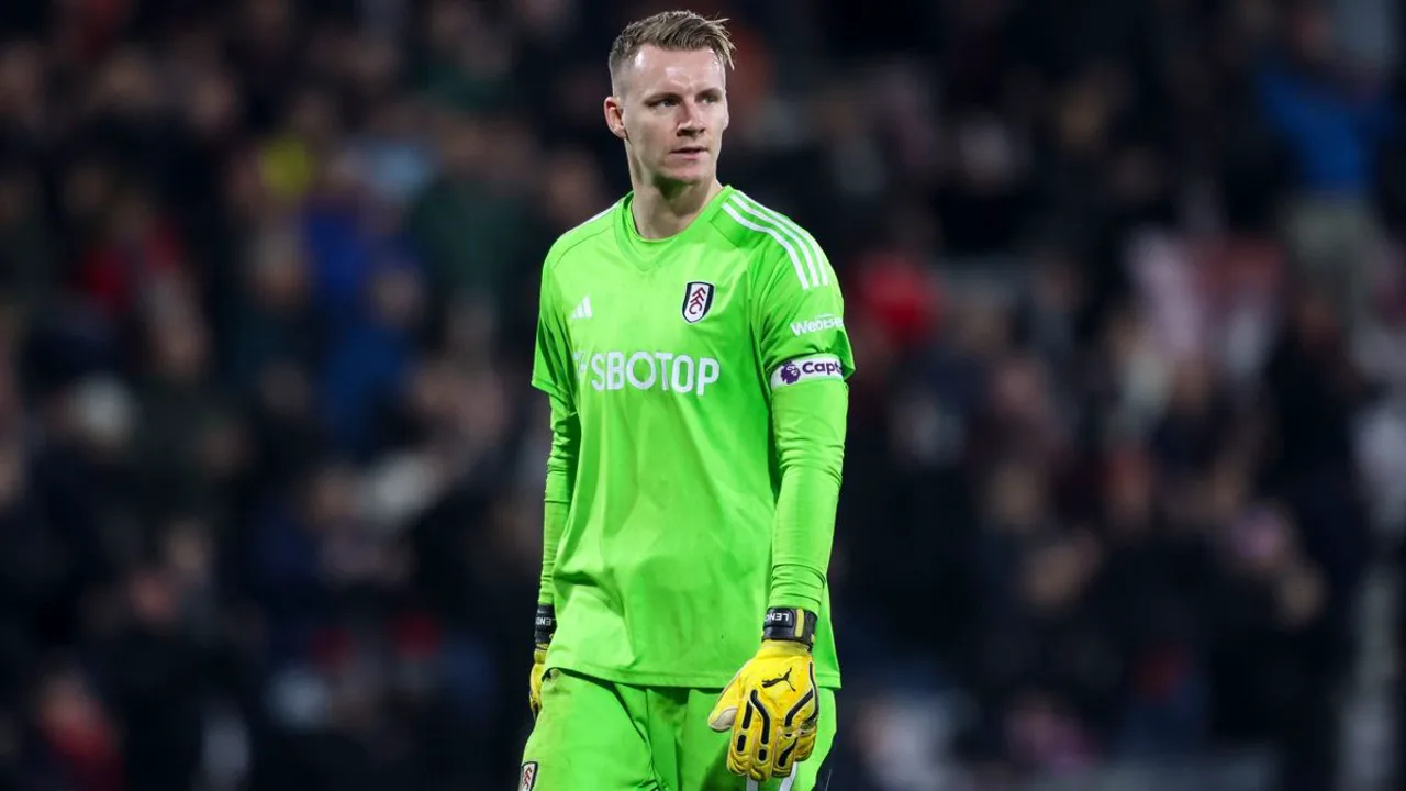 Bernd Leno, goleiro do Fulham, posicionado sob as traves durante partida da Premier League 2025/2026