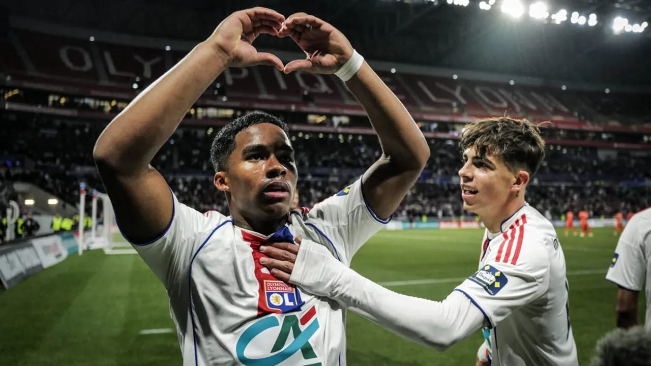 Endrick comemorando gol com a camisa do Lyon no Groupama Arena durante a Ligue 1 2025/2026