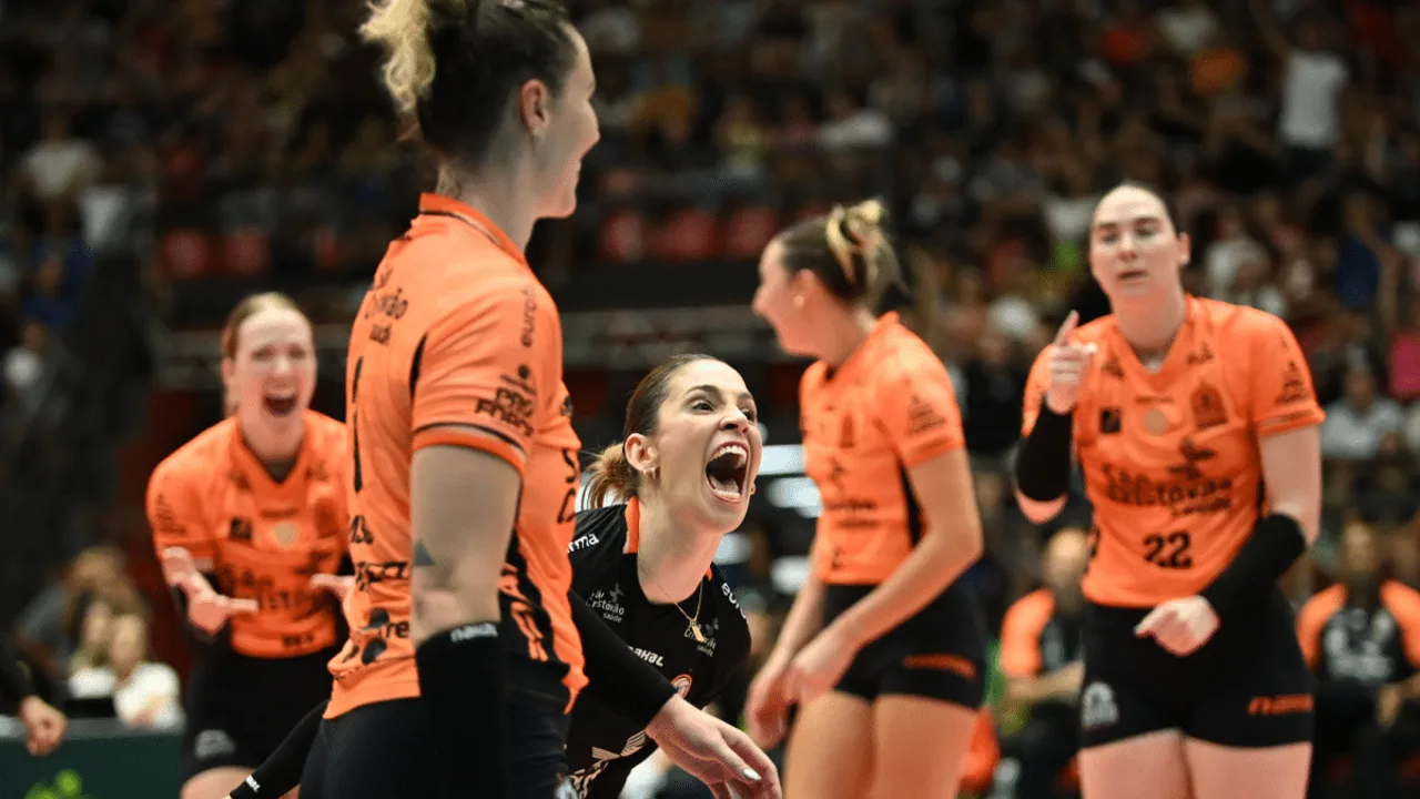Jogadoras de vôlei feminino em disputa de semifinal da Superliga, abril de 2025