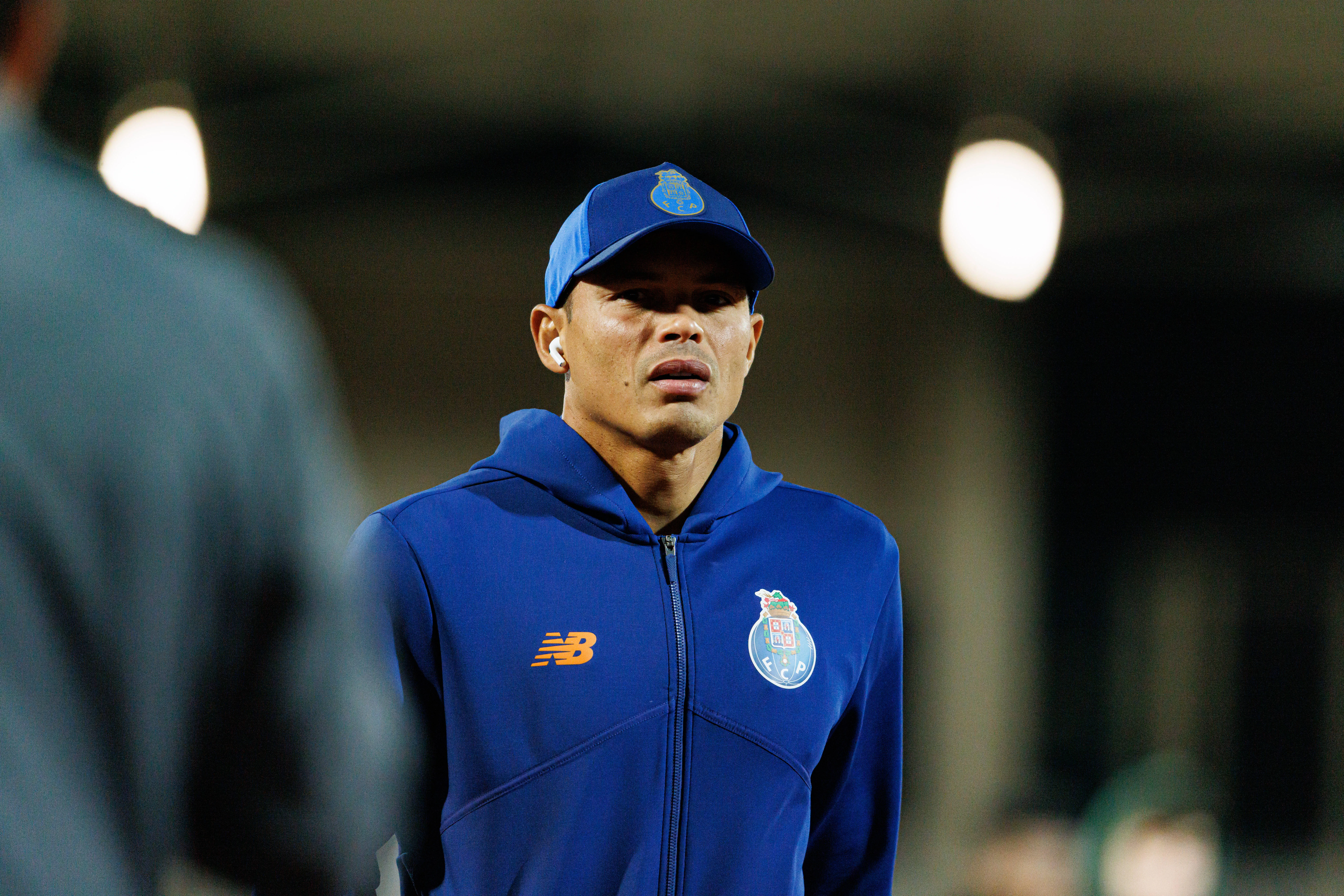 Quem está envolvido Thiago Silva levanta o 33º título da car