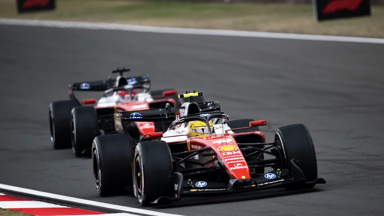 Carro vermelho da Ferrari em pista de Fórmula 1, com o icônico cavallino rampante na asa dianteira