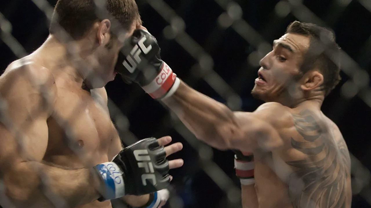 Lutador de MMA em octógono ao lado de boxeador em ringue, mostrando diferença entre os dois esportes