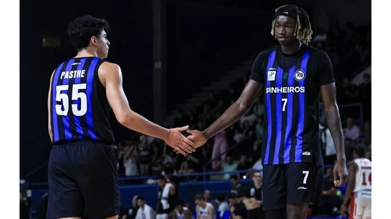 Jimmy De Oliveira, guard camisa 18 do Pinheiros, em ação durante partida do NBB 2026