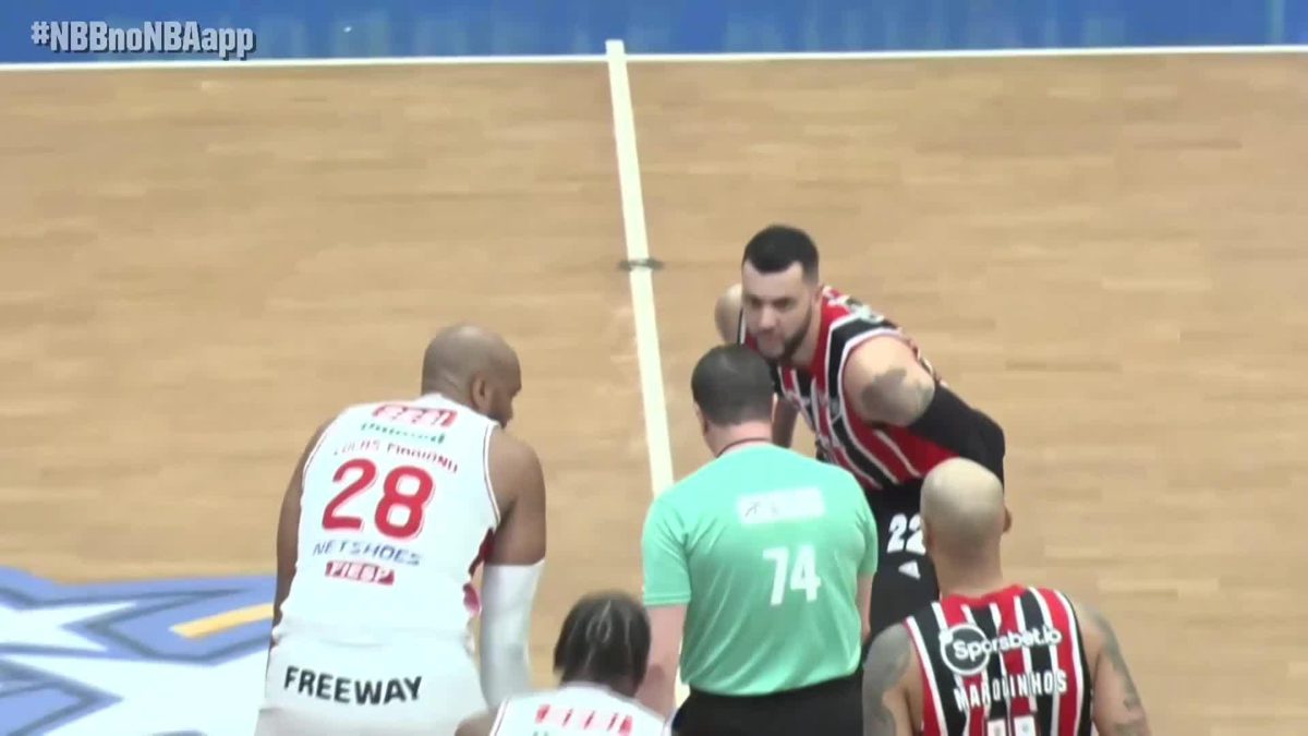 Sob a lente do treinador Jimmy De Oliveira e a camisa 18 do Pinhe