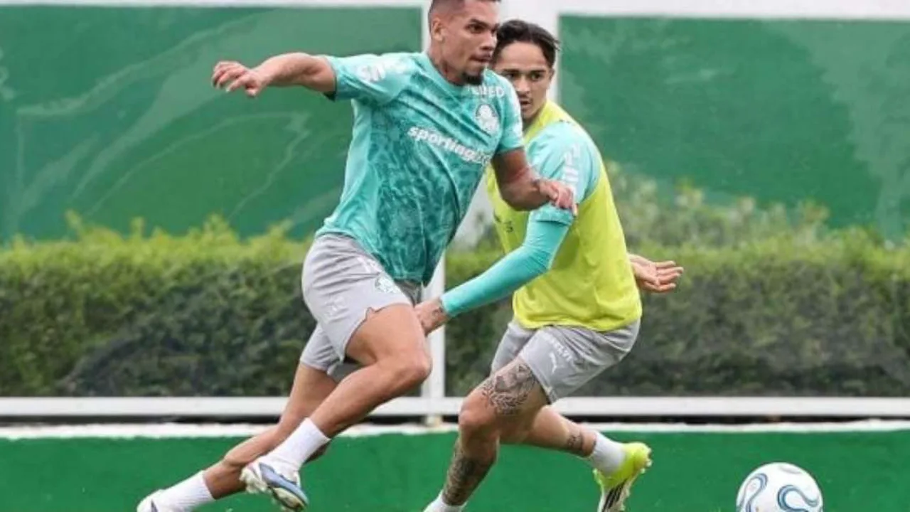 Paulinho com a camisa do Palmeiras em campo durante aquecimento, estádio ao fundo