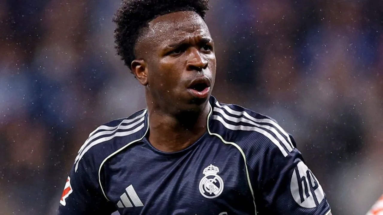 Vinícius Júnior comemorando gol pelo Real Madrid no RCDE Stadium contra o Espanyol pela LaLiga 2025/2026
