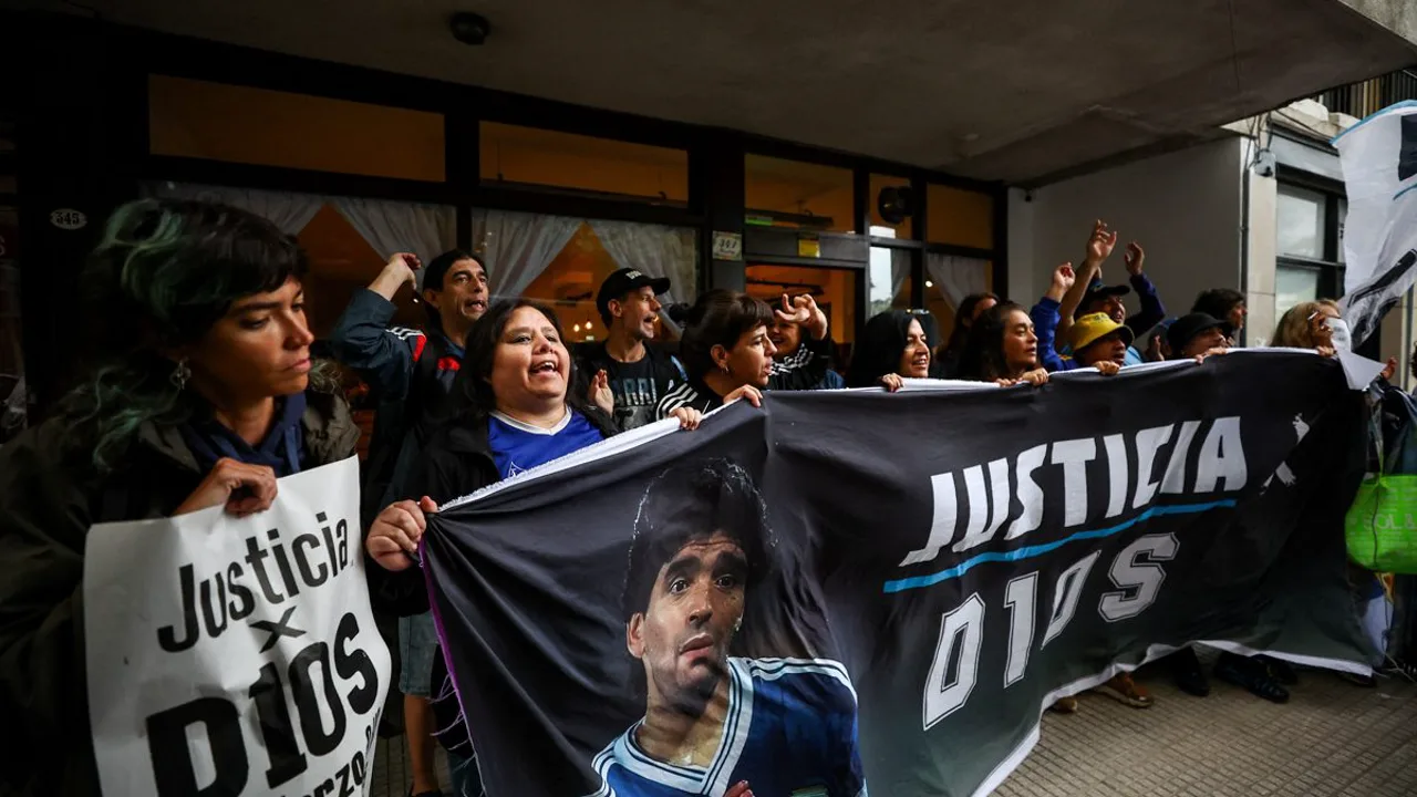 Gianinna Maradona fala com a imprensa do lado de fora do tribunal de San Isidro, Buenos Aires