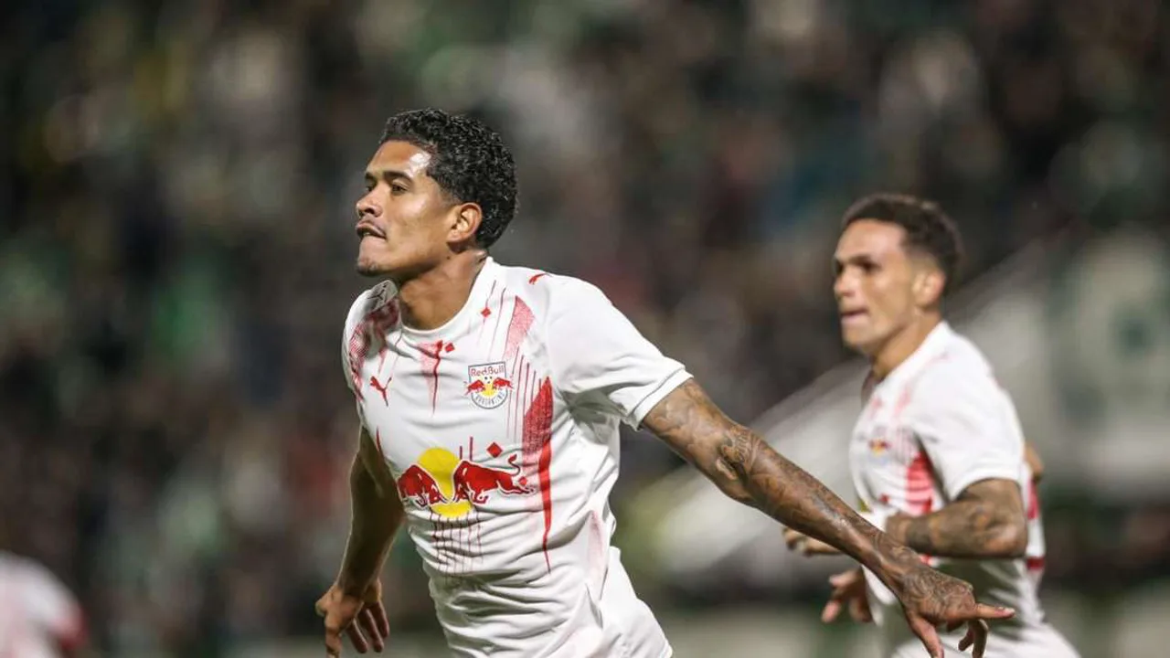 Jogadores da Chapecoense cabisbaixos na Arena Condá após derrota para o Bragantino no Brasileirão 2026