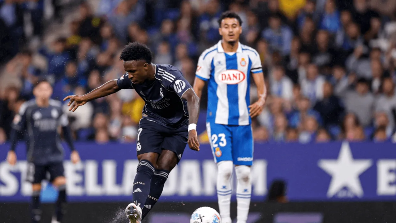 Vinícius Júnior comemorando gol pelo Real Madrid no RCDE Stadium contra o Espanyol em La Liga 2025/2026