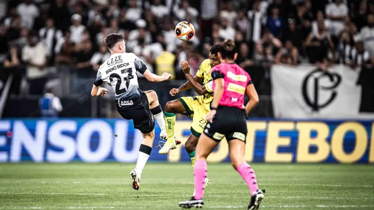 Árbitro rodeado por jogadores de Corinthians e Mirassol em disputa acalorada no gramado
