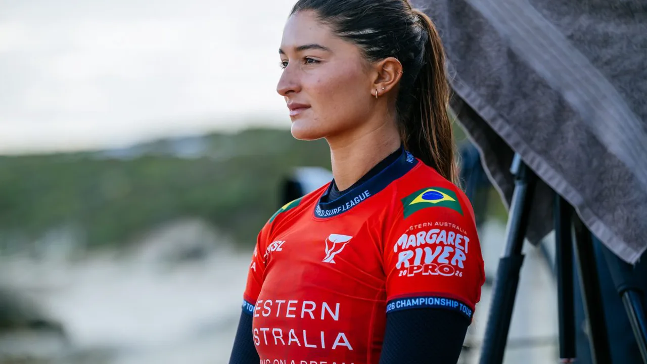 Luana Silva surfando em Snapper Rocks, Gold Coast, com lycra amarela de líder do ranking WSL